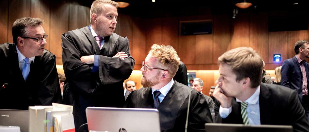 Rechtsanwälte und Vertreter des Verbraucherzentrale Bundesverbands (VZBV) vor Beginn der mündlichen Verhandlung.