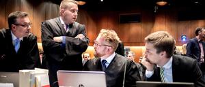 Rechtsanwälte und Vertreter des Verbraucherzentrale Bundesverbands (VZBV) vor Beginn der mündlichen Verhandlung.