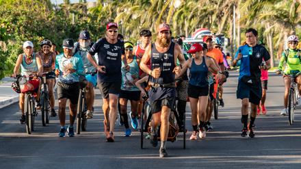 Während ihn in Tijuana nur eine einzelne Person begleitete, wurde Deichmann mit seinem Lauf im Stil von Forrest Gump in Mexiko zum Medienstar und animierte Tausende Läufer und Radfahrer.