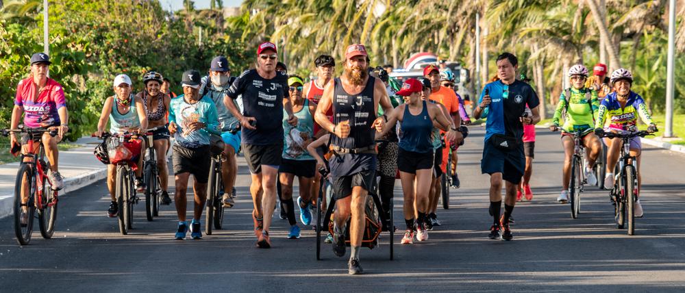 Während ihn in Tijuana nur eine einzelne Person begleitete, wurde Deichmann mit seinem Lauf im Stil von Forrest Gump in Mexiko zum Medienstar und animierte Tausende Läufer und Radfahrer.
