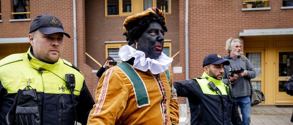 Edwin Wagensveld wird von der Polizei abgeführt.