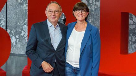 Die Kandidaten für den SPD-Vorsitz Norbert Walter-Borjans und Saskia Esken.