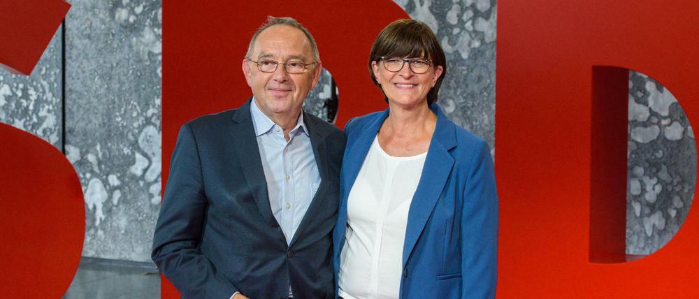 Die Kandidaten für den SPD-Vorsitz Norbert Walter-Borjans und Saskia Esken.