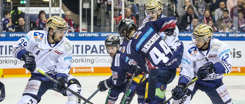 Herzlich Willkommen. Die Eisbären-Fans empfingen Iserlohns Jens Baxmann (l.) freundlich. Nur auf dem Eis gab's keine Geschenke.