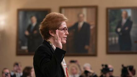  Marie Yovanovitch, die frühere US-Botschafterin in der Ukraine, wird vor ihrer Aussage vor dem US-Kongress bei der zweiten öffentlichen Anhörung zum Amtsenthebungsverfahren von US-Präsident Trump vereidigt