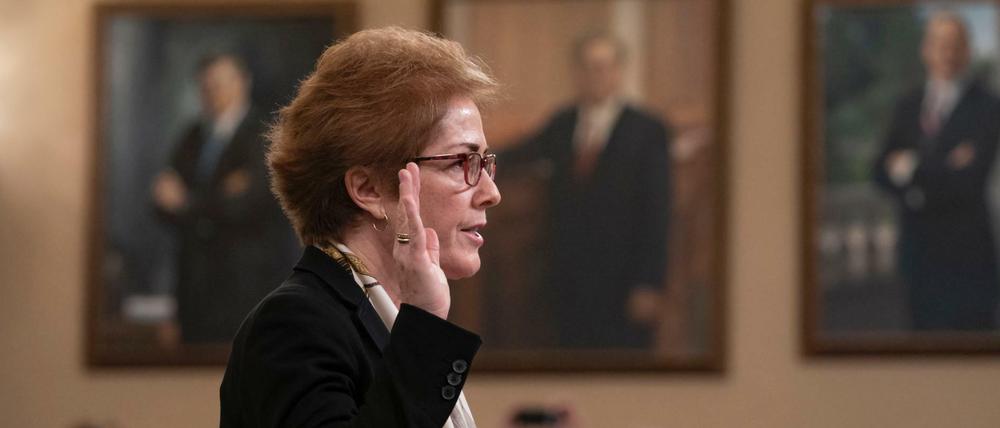 Marie Yovanovitch, die frühere US-Botschafterin in der Ukraine, wird vor ihrer Aussage vor dem US-Kongress bei der zweiten öffentlichen Anhörung zum Amtsenthebungsverfahren von US-Präsident Trump vereidigt