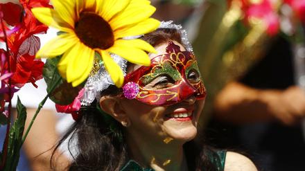 Eine Frau beim Karneval der Kulturen in Berlin
