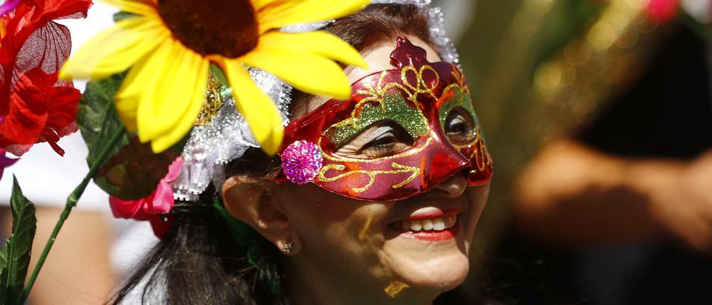 Eine Frau beim Karneval der Kulturen in Berlin