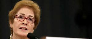 Die ehemalige US-Botschafterin in der Ukraine Marie Yovanovitch spricht bei der öffentlichen Anhörung in Washington. 