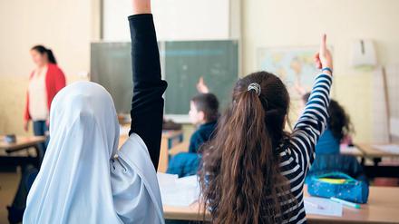 Es ist fraglich, ob Kopftücher für Schülerinnen überhaupt verboten werden dürfen.