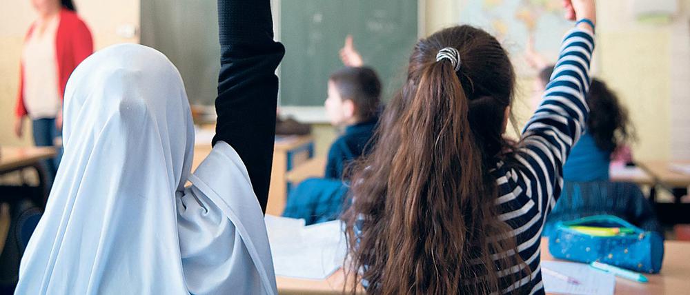 Es ist fraglich, ob Kopftücher für Schülerinnen überhaupt verboten werden dürfen.