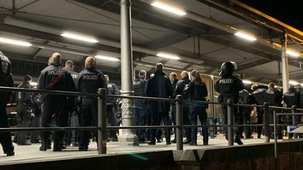 Die Polizei ermittelt nun wegen Landfriedensbruchs.