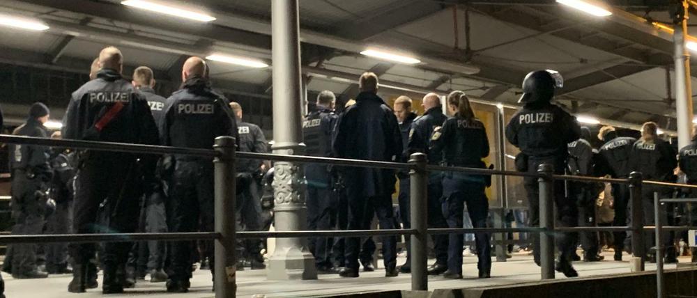 Die Polizei ermittelt nun wegen Landfriedensbruchs.