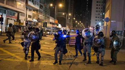Polizisten stehen am Donnerstag vor der Mong Kog Polizeistation in Hongkong. 