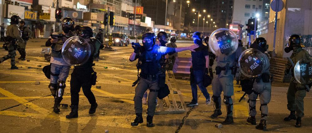 Polizisten stehen am Donnerstag vor der Mong Kog Polizeistation in Hongkong.