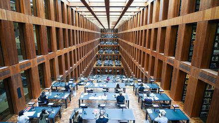 Wo sind die Archive? Studenten sitzen an Arbeitsplätzen im Jacob-und-Wilhelm-Grimm-Zentrum, der Universitätsbibliothek der Humboldt-Universität zu Berlin. 