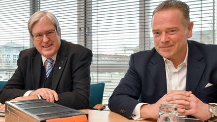Jörg Steinbach (l, SPD), Wirtschaftsminister von Brandenburg, und Sascha Kelterborn, Senior Vice President der Firma Microvast.