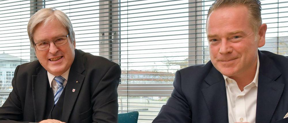 Jörg Steinbach (l, SPD), Wirtschaftsminister von Brandenburg, und Sascha Kelterborn, Senior Vice President der Firma Microvast.