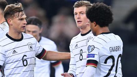 Darauf aufbauen. Toni Kroos (M.) jubelt – erreicht haben die Deutschen aber noch nichts.