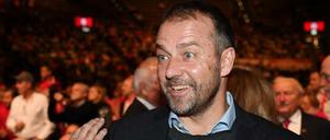 Hoeneß weint, Flick lacht. Der Hansi ist bis auf Weiteres Cheftrainer der Bayern.