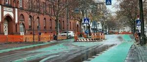 In der Joachim-Friedrich-Straße wurde das Material für die Markierung der Radspur breitgefahren.