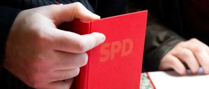 Das Parteibuch in der Hand 