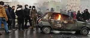 Demonstranten haben in Teheran ein Auto angezündet.