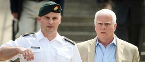 Mathew Golsteyn, ein ehemaliger Soldat der Armee-Spezialeinheiten, verlässt die Gerichtssaalanlage in Fort Bragg mit seinem Anwalt Phillip Stackhouse.