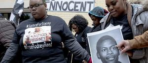 Demonstranten halten Protestplakate gegen die Hinrichtung von Rodney Reed während eines Protests in der Nähe des Büros vom Staatsanwalt des Landkreis Bastrop. 