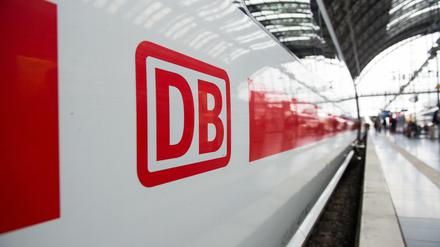Das Logo der Deutschen Bahn ist auf einem ICE im Frankfurter Hauptbahnhof zu sehen.