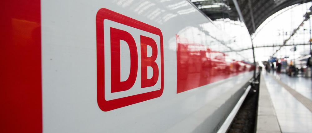 Das Logo der Deutschen Bahn ist auf einem ICE im Frankfurter Hauptbahnhof zu sehen.