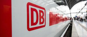 Das Logo der Deutschen Bahn ist auf einem ICE im Frankfurter Hauptbahnhof zu sehen.