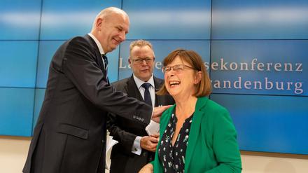 Es kann losgehen in Brandenburg – da freuen sich Dietmar Woidke (l, SPD) Ursula Nonnemacher (Bündnis 90/Die Grünen) und Michael Stübgen (CDU).