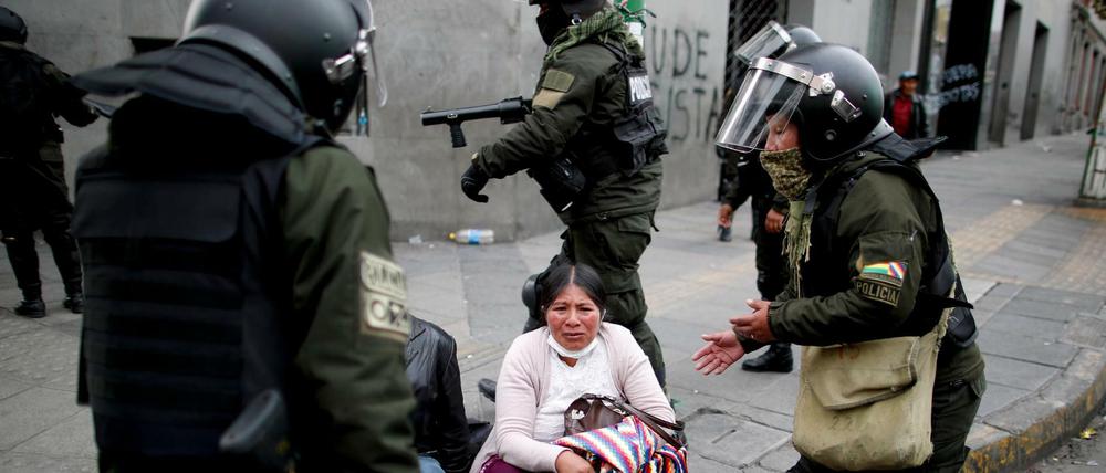 Eine Unterstützerin des ehemaligen Präsidenten Morales in La Paz. Bei Zusammenstößen sind fünf Menschen ums Leben gekommen.