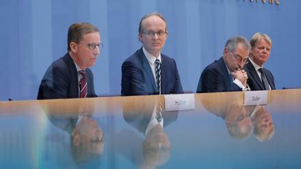 Sonst nur selten einer Meinung: Michael Hüther, Chef des arbeitgebernahen IW Köln, Sebastian Dullien, Direktor des gewerkschaftsnahen IMK, Industriepräsident Dieter Kempf und DGB-Chef Reiner Hoffmann.