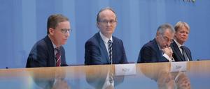 Sonst nur selten einer Meinung: Michael Hüther, Chef des arbeitgebernahen IW Köln, Sebastian Dullien, Direktor des gewerkschaftsnahen IMK, Industriepräsident Dieter Kempf und DGB-Chef Reiner Hoffmann.