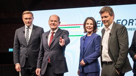  Der Bundesvorsitzende der FDP, Christian Lindner, Finanzminister und Vizekanzler Olaf Scholz SPD und die Vorsitzenden von Buendnis 90 / Die Gruenen Annalena Baerbock und Robert Habeck am 24. November 2021 bei der Vorstellung des Koalitionsvertrags der sogenannten Ampelkoalition aus SPD, FDP und Gruenen. Ampelkoalition stellt Koalitionsvertrag vor *** The federal leader of the FDP, Christian Lindner, Finance Minister and Vice Chancellor Olaf Scholz SPD and the leaders of Buendnis 90 Die Gruenen Annalena Baerbock and Robert Habeck on 24 November 2021 at the presentation of the coalition agreement of the so-called traffic light coalition of SPD, FDP and Greens Traffic light coalition presents coalition agreement