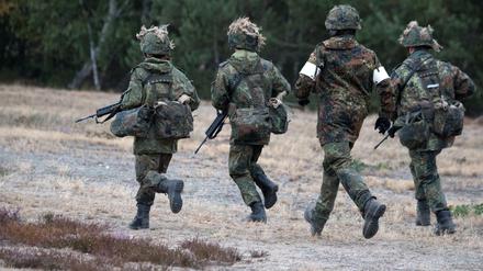 Soldaten der Bundeswehr auf den Truppenübungsplatz im brandenburgischen Lehnin. Einheiten der Bundeswehr und der Polizei übten dort im Oktober länderübergreifend einen Katastrophen- und Anti-Terror- Einsatz.