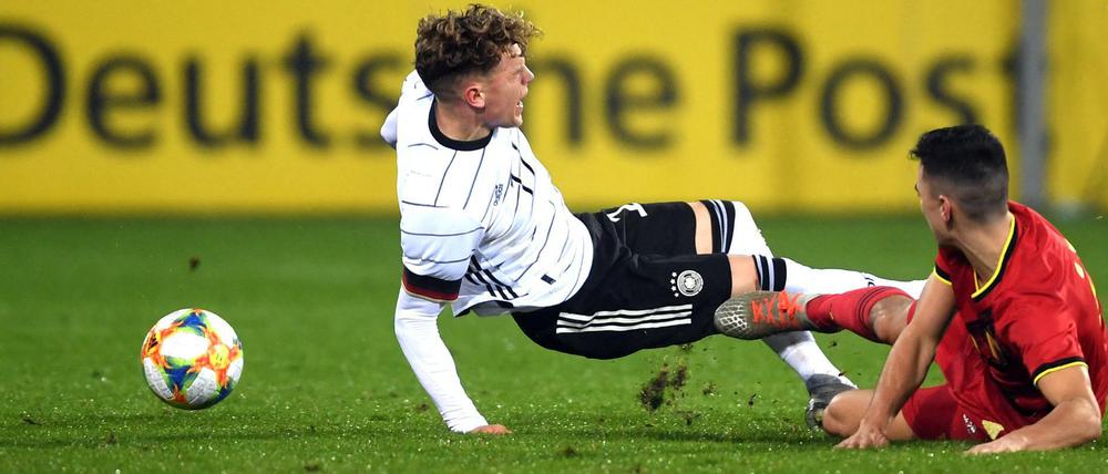 Zur Sache. Robin Hack (l.) spürt hier die Stollen von Belgiens Jelle Bataille.