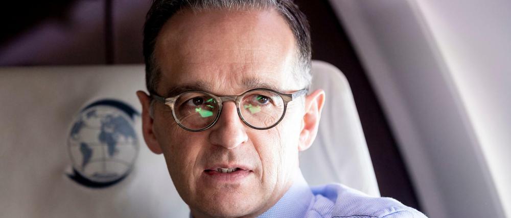 Außenminister Heiko Maas (SPD) bei einem Flug nach Nordmazedonien (Archiv). 
