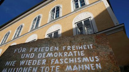 Ein Mahnmal steht vor Hitlers Geburtshaus - ohne ihn zu erwähnen.