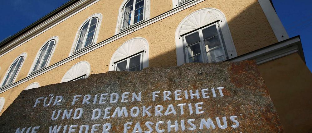 Ein Mahnmal steht vor Hitlers Geburtshaus - ohne ihn zu erwähnen.