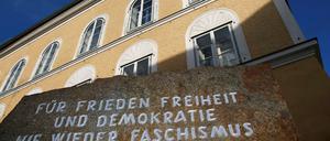 Ein Mahnmal steht vor Hitlers Geburtshaus - ohne ihn zu erwähnen.