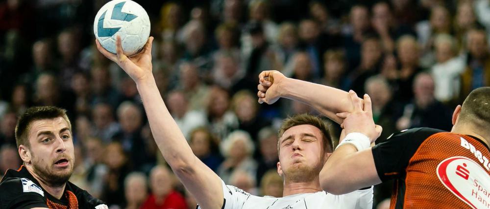 Vorteil Kiel. Hannovers Nejc Cehte, Kiels Nikola Bilyk und Ilija Brozovic (von links) kämpfen um den Ball.