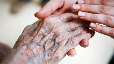 Aus der Balance: Bei den Pflegekosten muss die junge Generation entlastet werden, fordern Experten.