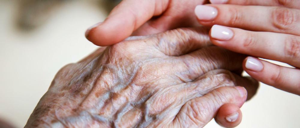 Aus der Balance: Bei den Pflegekosten muss die junge Generation entlastet werden, fordern Experten.