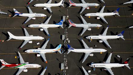 Airlines in der Krise: In einigen Regionen macht die Politik Druck beim Klimaschutz. Viele Airlines leiden auch unter dem Ausfall der Boeing 737 MAX, die nach zwei Abstürzen mit vielen Todesopfern derzeit keine Lizenz zum Fliegen hat und massenhaft stillgelegt wird. Hier stehen auslieferungsbereite Maschinen bei Boeing in Seattle. 