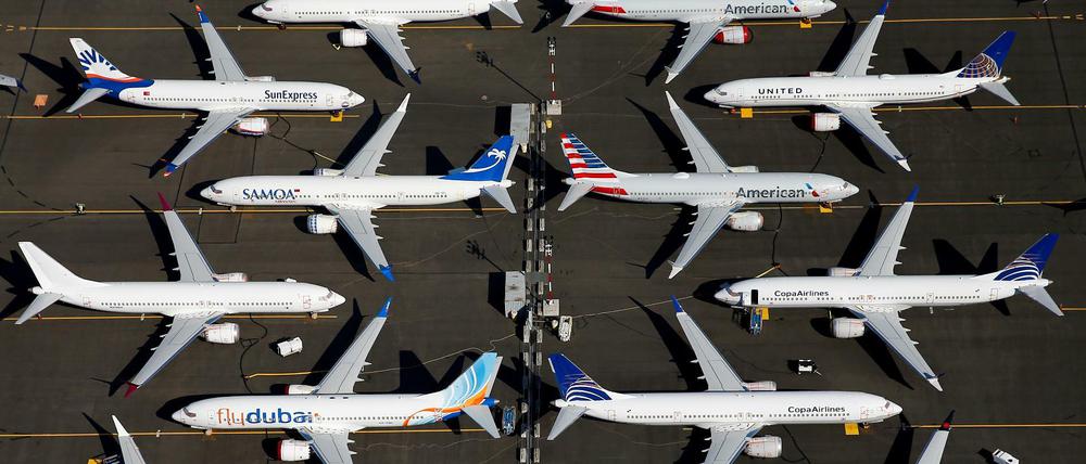 Airlines in der Krise: In einigen Regionen macht die Politik Druck beim Klimaschutz. Viele Airlines leiden auch unter dem Ausfall der Boeing 737 MAX, die nach zwei Abstürzen mit vielen Todesopfern derzeit keine Lizenz zum Fliegen hat und massenhaft stillgelegt wird. Hier stehen auslieferungsbereite Maschinen bei Boeing in Seattle. 