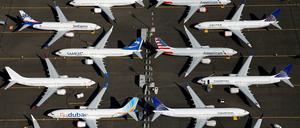 Airlines in der Krise: In einigen Regionen macht die Politik Druck beim Klimaschutz. Viele Airlines leiden auch unter dem Ausfall der Boeing 737 MAX, die nach zwei Abstürzen mit vielen Todesopfern derzeit keine Lizenz zum Fliegen hat und massenhaft stillgelegt wird. Hier stehen auslieferungsbereite Maschinen bei Boeing in Seattle. 