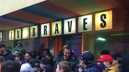 Mittendrin und voll dabei. Max Kepler (unter dem "V" von Braves) schaut mal wieder in Berlin vorbei.